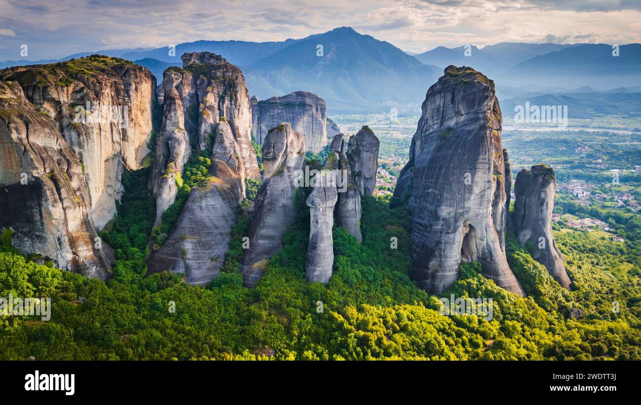 Météores, Grèce. Vue matinale belle lumière sur les célèbres formations rocheuses de grès, wanderlust grecque. Banque D'Images
