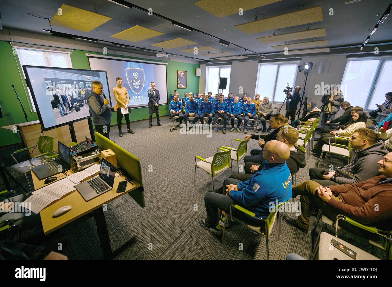 LVIV, UKRAINE - 20 JANVIER 2024 - le Centre éducatif pour les jeunes de Saint John Bosco accueille la présentation du FC Pokrova Lviv AMP, la première équipe ukrainienne de football pour soldats amputés, à Lviv, dans l'ouest de l'Ukraine. Banque D'Images