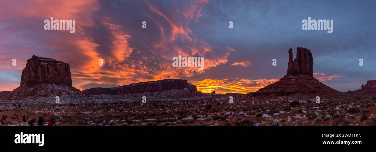 Photographes photographiant les couchers de soleil sur Monument Valley dans le Monument Valley Navajo Tribal Park en Arizona. Banque D'Images