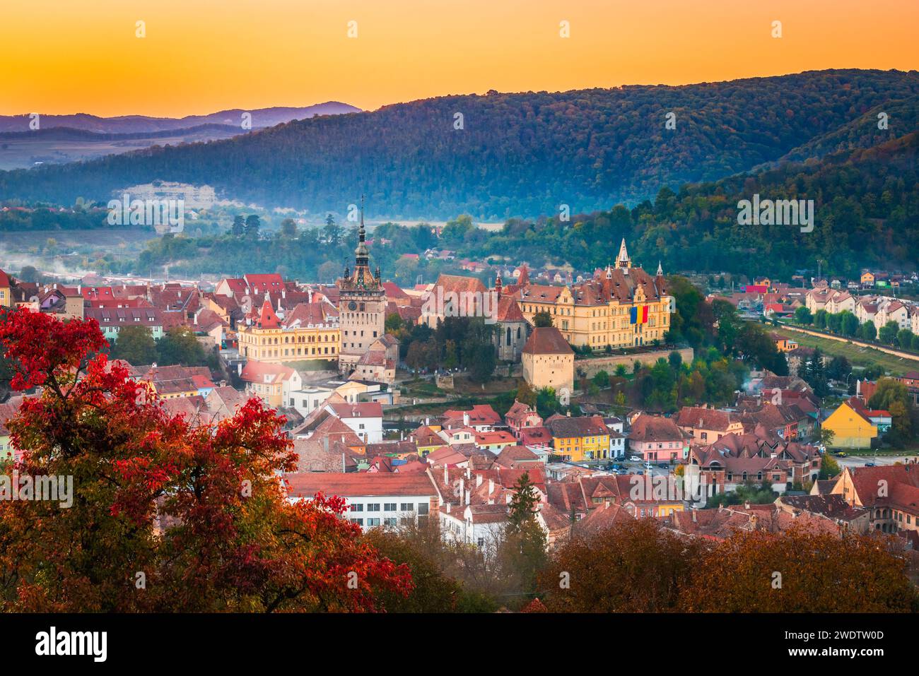 Sighisoara, Roumanie. Belle lumière de coucher de soleil sur la vieille ville, ville fortifiée historique en Transylvanie. Banque D'Images