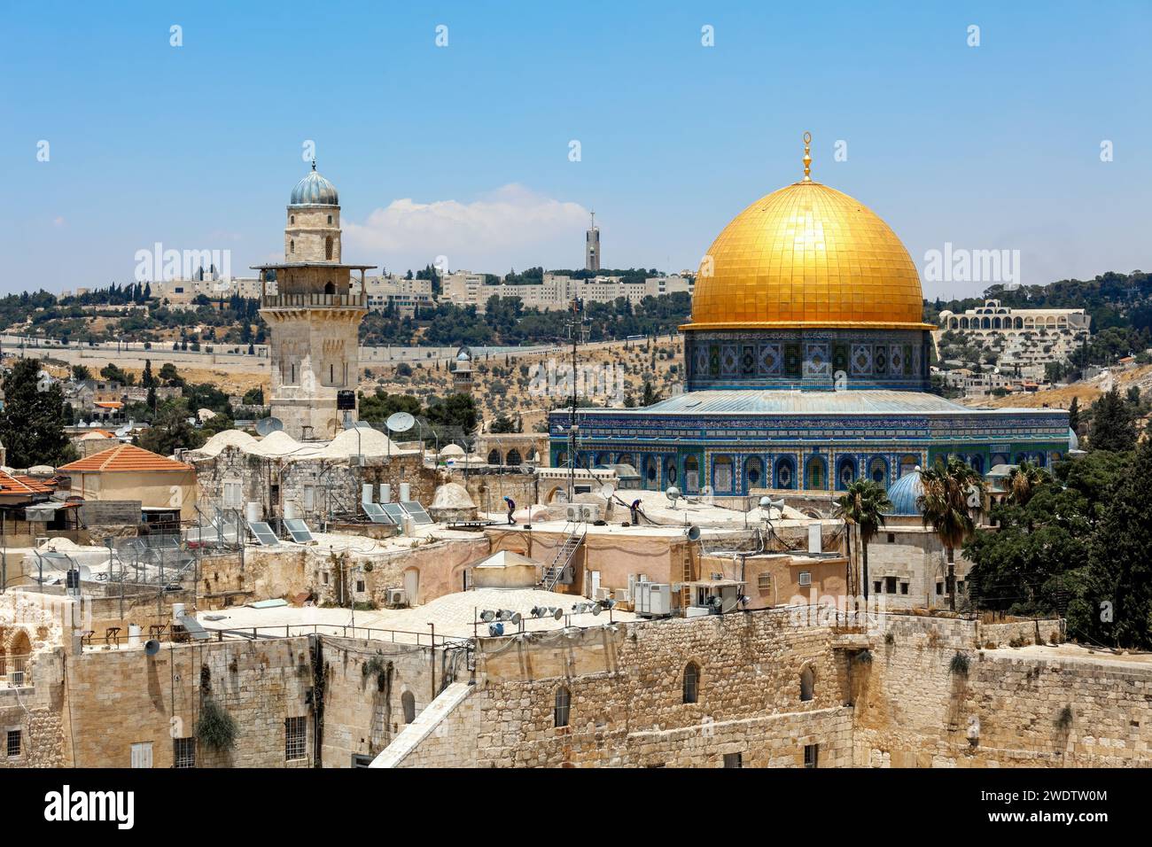 Vue de la célèbre mosquée Dôme du Rocher et minaret dans la vieille ville de Jérusalem, Israël. Banque D'Images