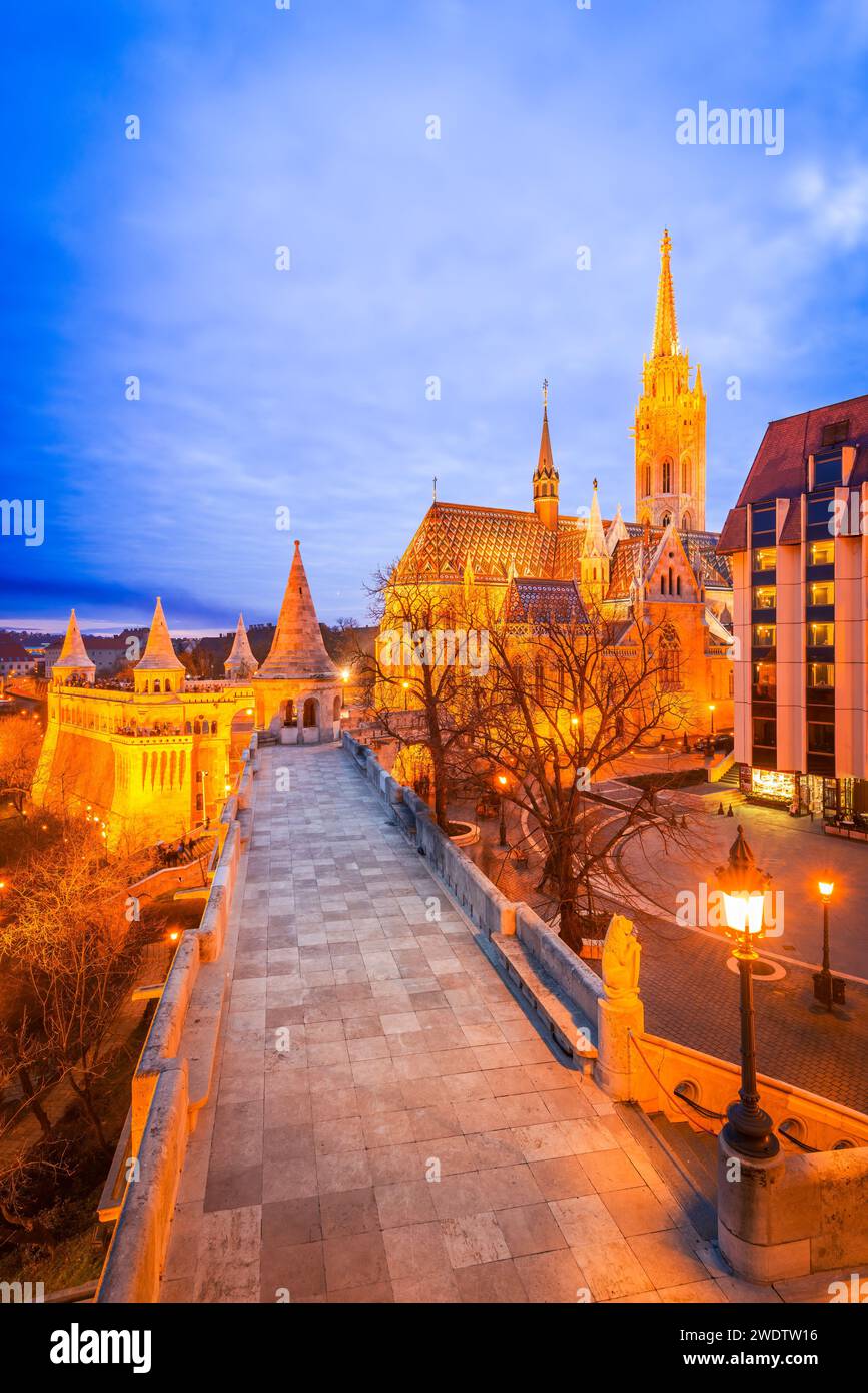 Budapest, Hongrie. Image de nuit avec la cathédrale de Matyas sur Buda Hill Banque D'Images