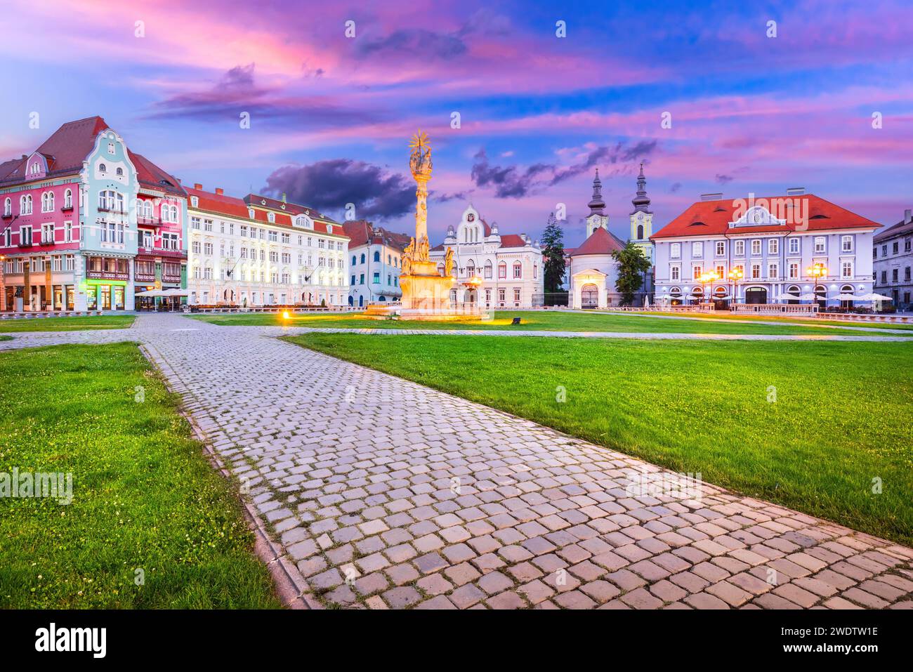 Timisoara, Roumanie. Capitale européenne de la culture de 2022, place baroque de l'Union, crépuscule illuminé. Banque D'Images