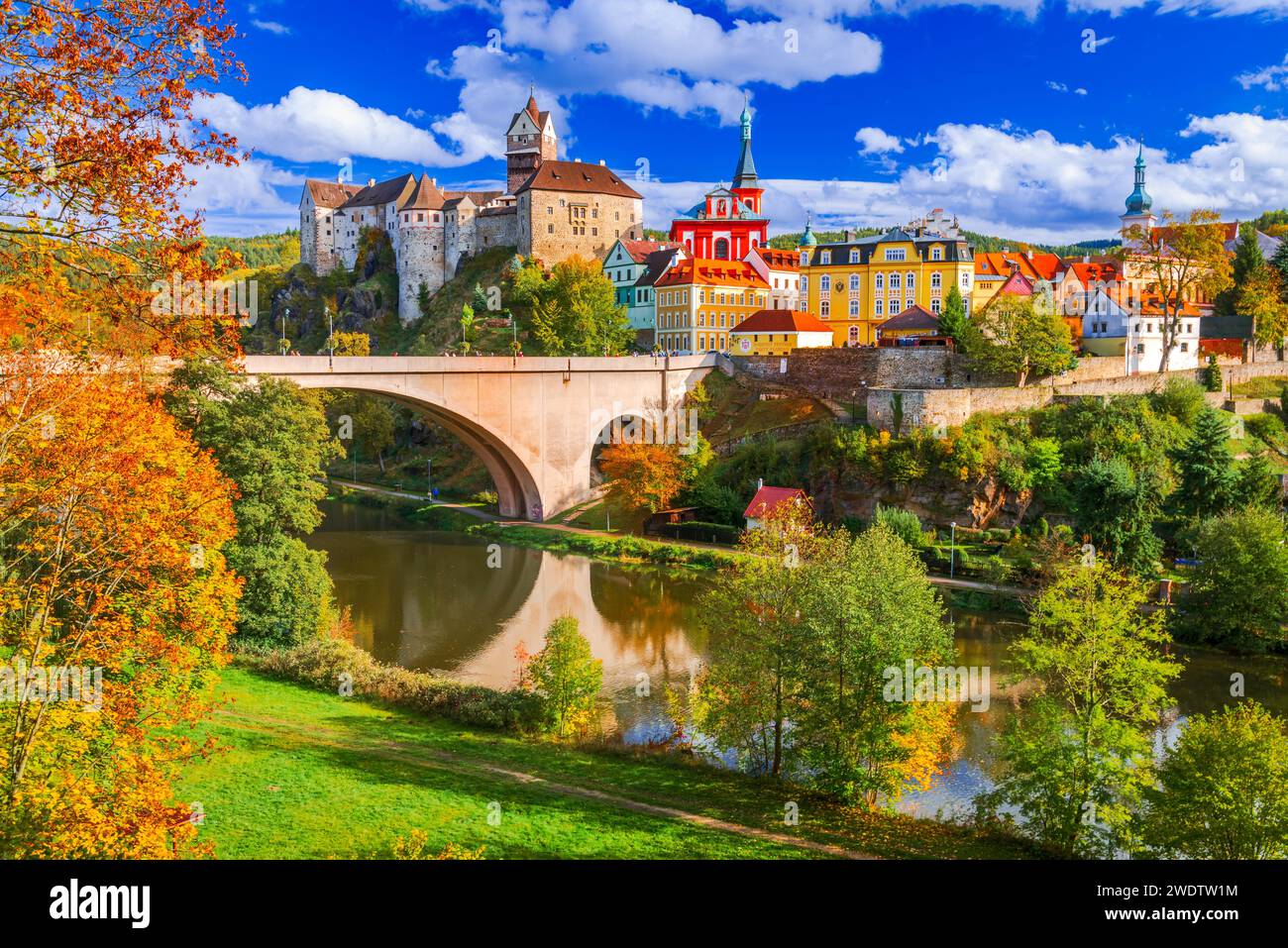 Loket, République tchèque. Charmante vieille ville colorée dans les Sudètes, Ohre River automne pittoresque en Bohême. Banque D'Images