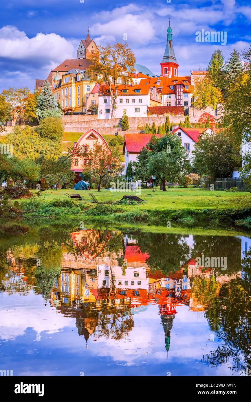 Loket, République tchèque. Petite ville médiévale colorée dans les Sudètes, rivière Ohre, patrimoine allemand en Bohême. Banque D'Images