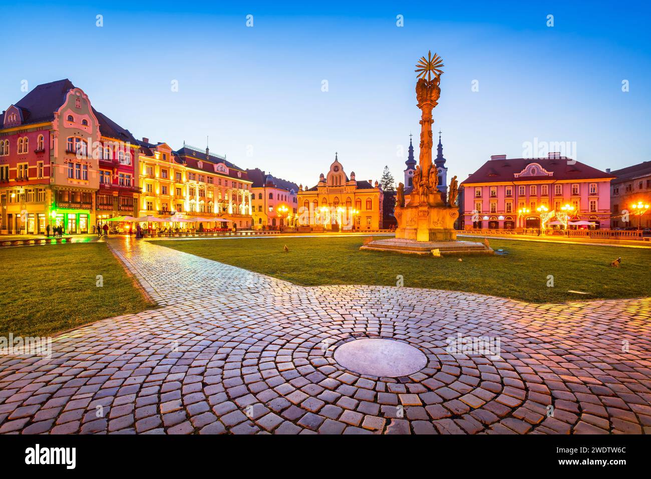 Timisoara, Roumanie. Architecture baroque Union Square au crépuscule, région historique du Banat. Banque D'Images