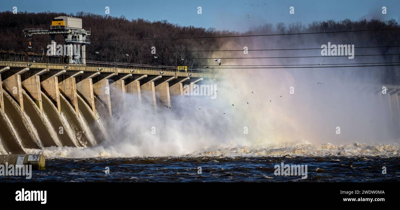 Le rejet d'eau en hiver à la station hydroélectrique du barrage Conowingo crée un arc-en-ciel Banque D'Images