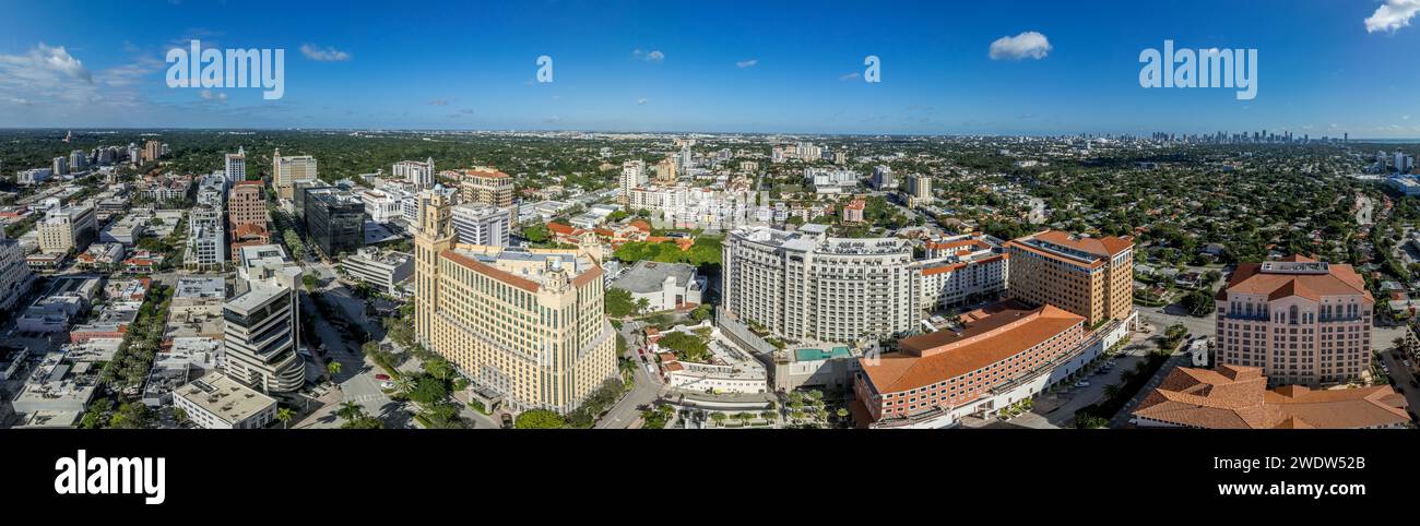 Vue aérienne du centre-ville de Coral Gables à Miami Floride une communauté planifiée sur le thème méditerranéen avec un caractère riche. Style néo-méditerranéen bu Banque D'Images