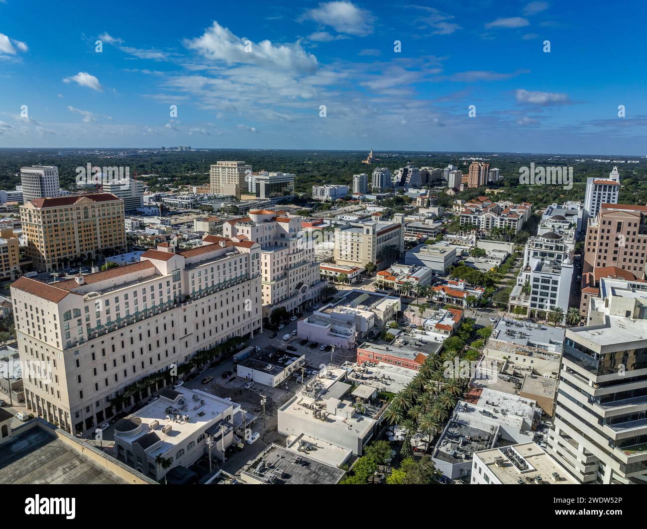 Vue aérienne du centre-ville de Coral Gables à Miami Floride une communauté planifiée sur le thème méditerranéen avec un caractère riche. Style néo-méditerranéen bu Banque D'Images