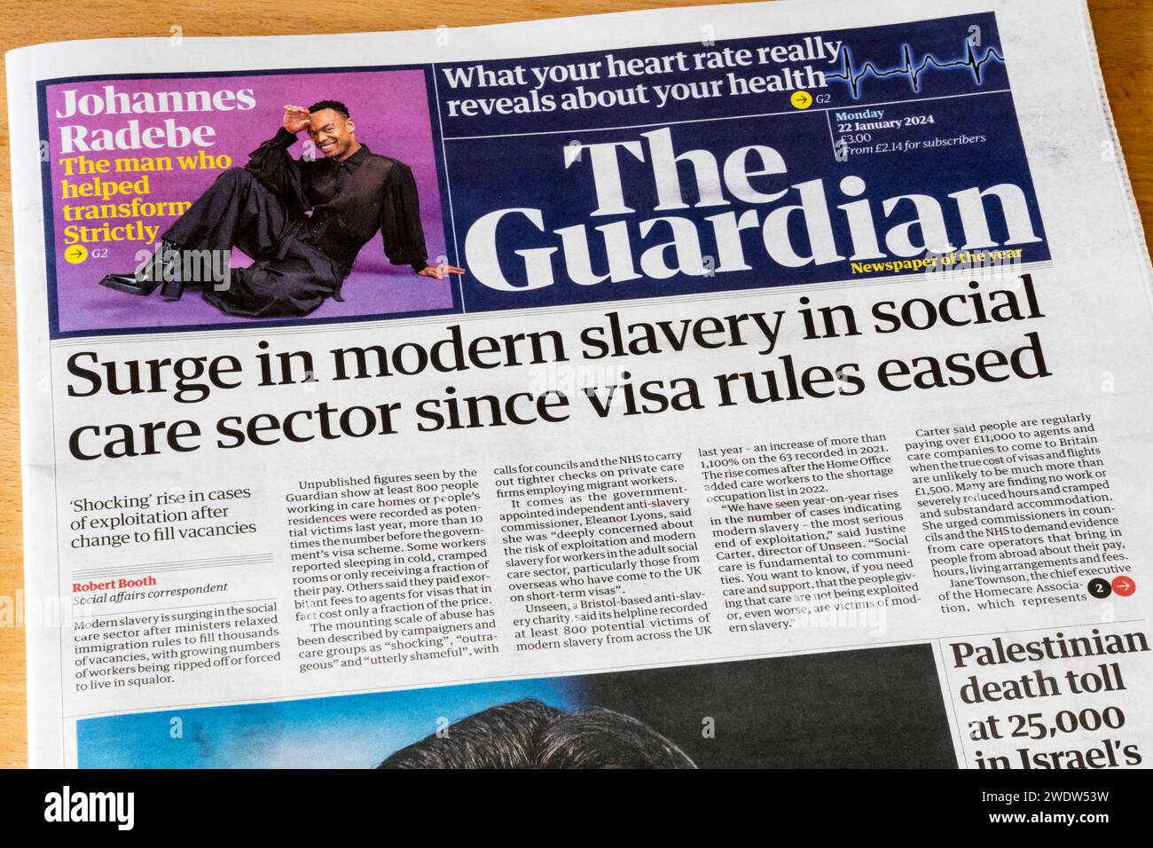 22 janvier 2024. Titre dans Guardian lit Surge dans l'esclavage moderne dans le secteur de la protection sociale depuis que les règles de visa ont été assouplies. Banque D'Images