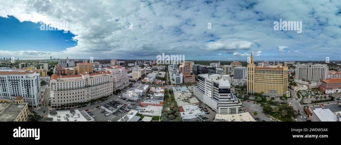 Vue aérienne du centre-ville de Coral Gables à Miami Floride une communauté planifiée sur le thème méditerranéen avec un caractère riche. Style néo-méditerranéen bu Banque D'Images