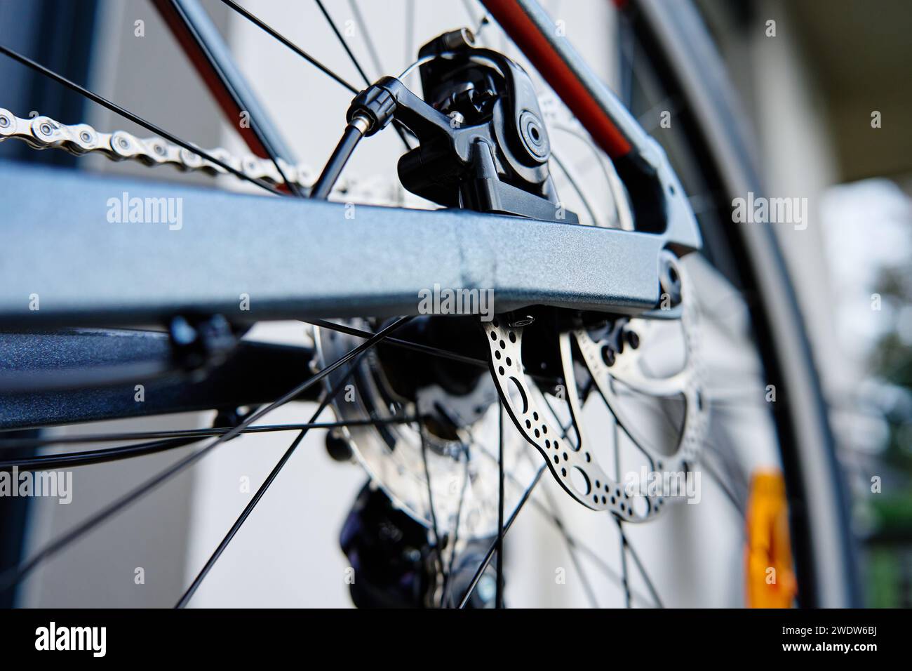 Partie du système de freinage du vélo. Disque de frein en métal gris et plaquettes de frein sur vélo de route, gros plan. Banque D'Images