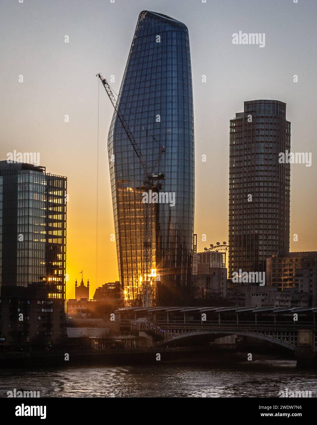 Starburst alors que le soleil se couche sur la tamise et d'autres monuments célèbres de Londres. Banque D'Images