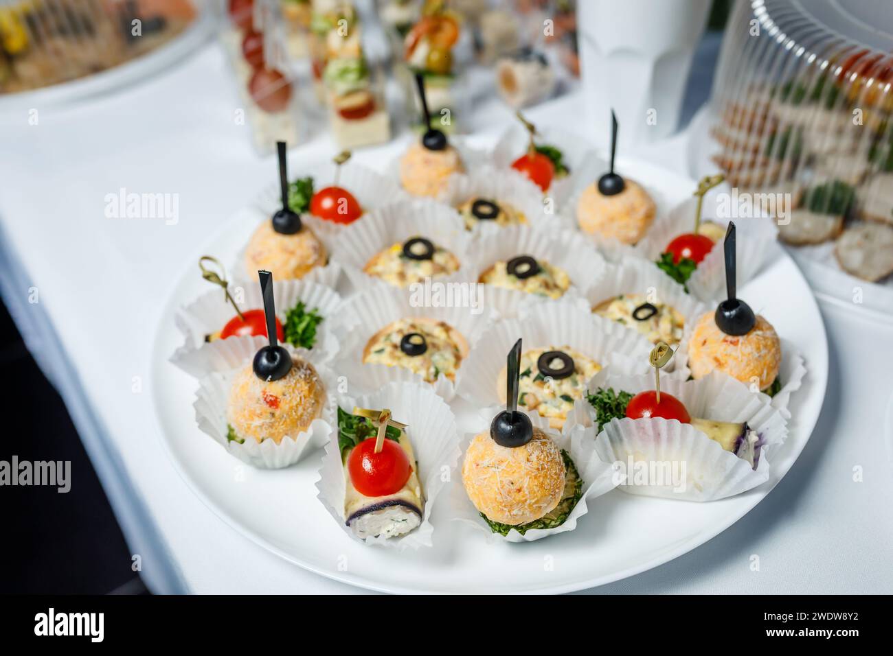 table de buffet avec toasts, snacks et desserts. Photo de haute qualité Banque D'Images