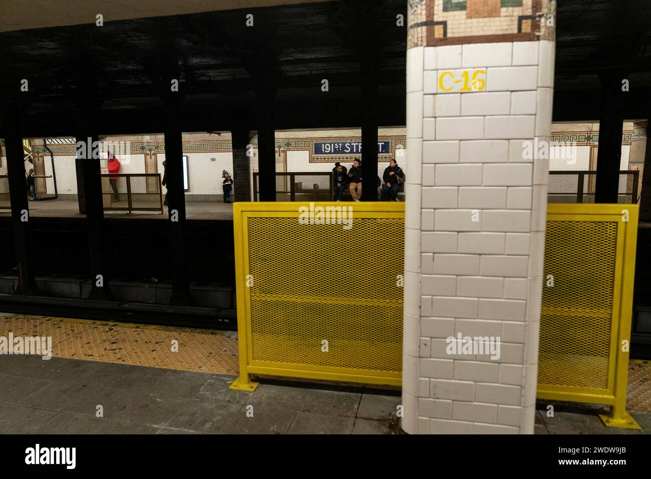 New York, New York, États-Unis. 22 janvier 2024. MTA a installé des barrières pour protéger les clients dans un programme pilote sur la 191e station de métro de la ligne numéro 1 à New York vu le 22 janvier 2024. Barrières censées protéger les gens contre la chute ou l'enfoncement dans les rails. Cependant, certains usagers se sont plaints que ces barrières ne faisaient pas assez pour protéger les gens en raison de grandes lacunes qu'ils laissent et les portes du métro ne sont pas alignées avec les barrières. (Image de crédit : © Lev Radin/ZUMA Press Wire) USAGE ÉDITORIAL SEULEMENT! Non destiné à UN USAGE commercial ! Crédit : ZUMA Press, Inc./Alamy Live News Banque D'Images