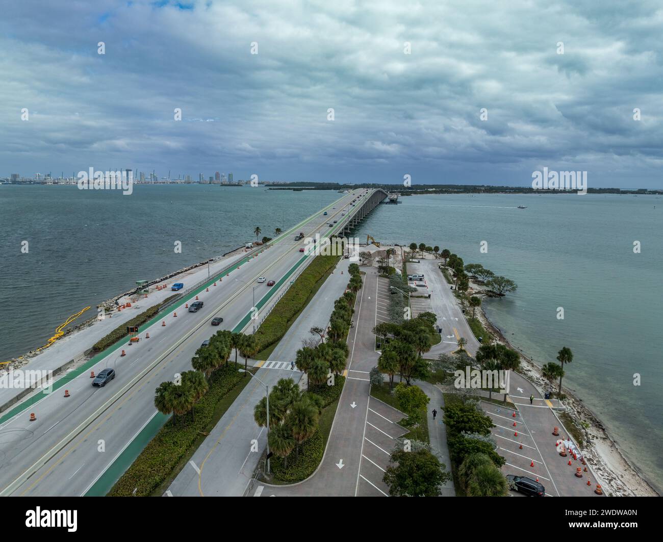 Vue panoramique aérienne du pont william m powell ou de la chaussée Rickenbacker qui relie Miami, Floride aux îles barrières de Virginia Key et K. Banque D'Images