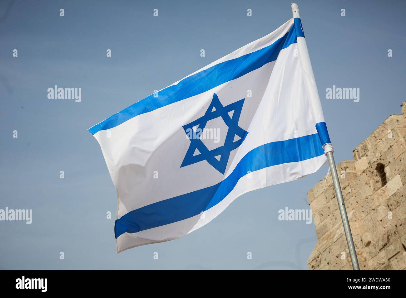 Drapeau d'Israël contre le ciel et le mur. Photo de haute qualité Banque D'Images