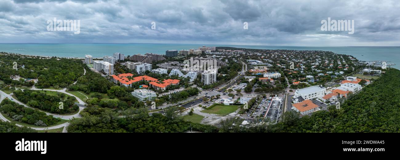 Vue aérienne de Key Biscayne une ville de Floride sur une île barrière à travers la chaussée Rickenbacker de Miami avec des maisons de luxe Banque D'Images