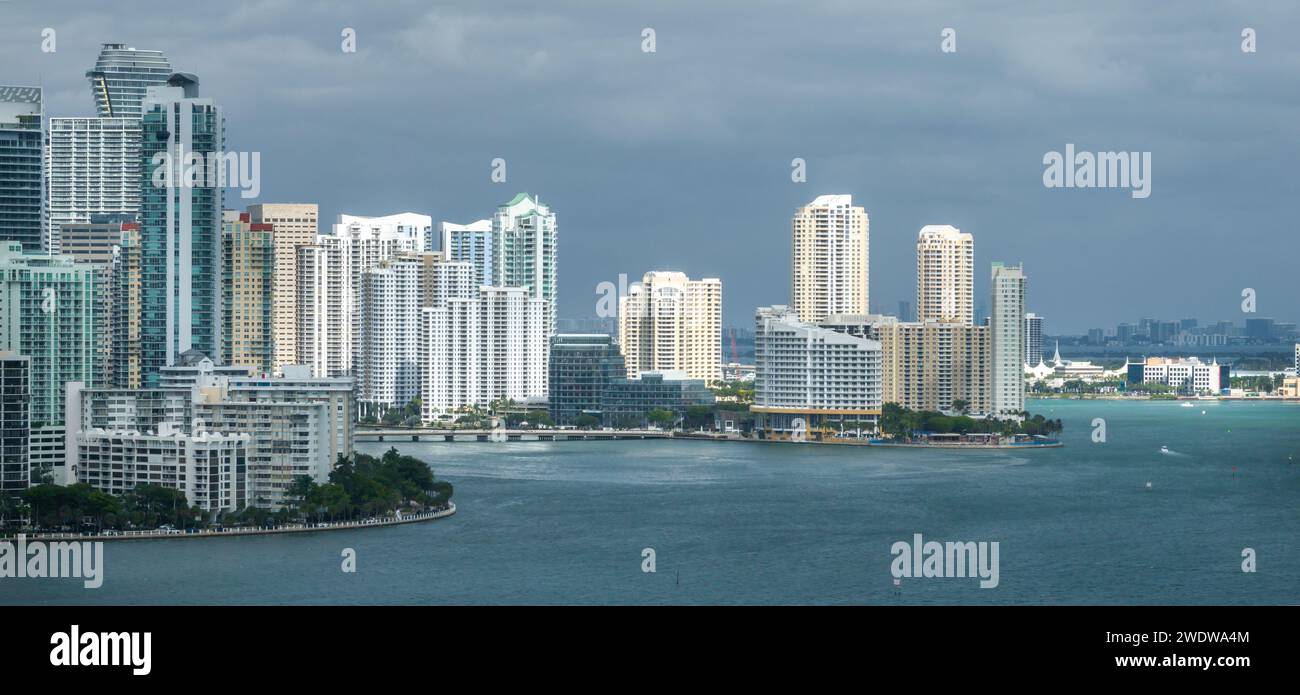 Vue aérienne rapprochée des gratte-ciel du centre-ville de Miami avec balcons colorés Banque D'Images
