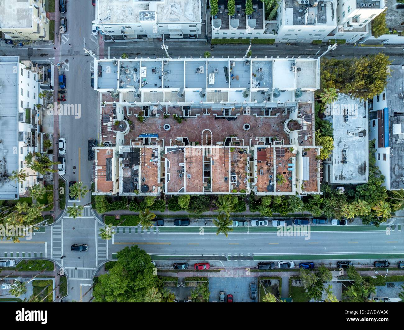 Vue aérienne de haut en bas du complexe d'appartements de luxe Miami South Beach dans le quartier Art déco avec terrasse sur toit Banque D'Images