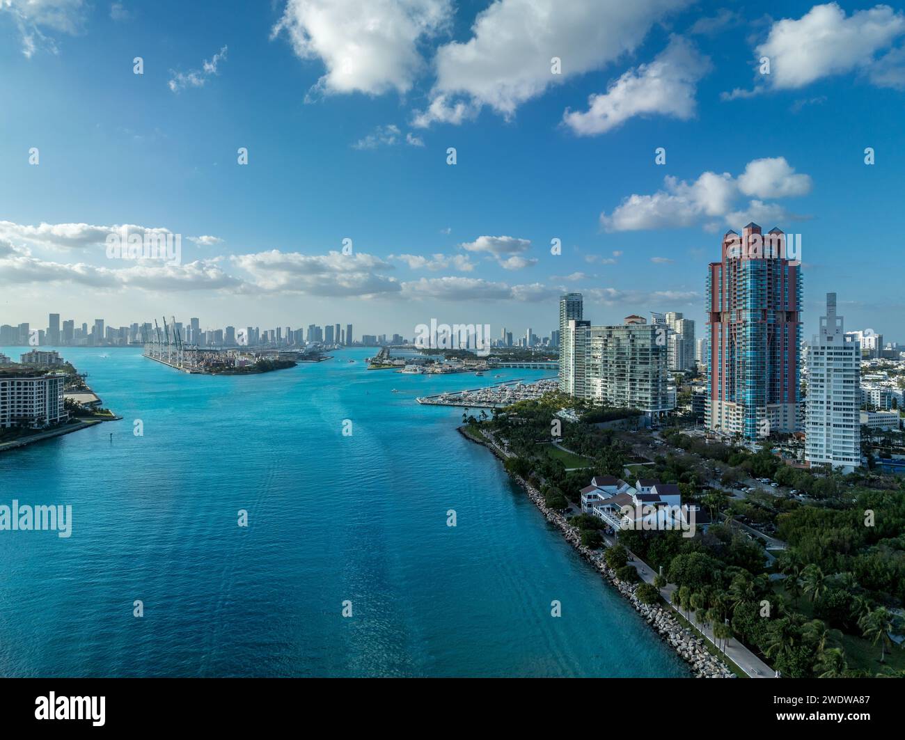 Vue aérienne de l'eau turquoise de Government Cut, voie navigable très fréquentée reliant l'océan au port de croisière de Miami, Fisher Island, South Beach Banque D'Images