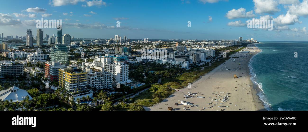 Vue aérienne de Miami South Beach avec ciel bleu nuageux Banque D'Images