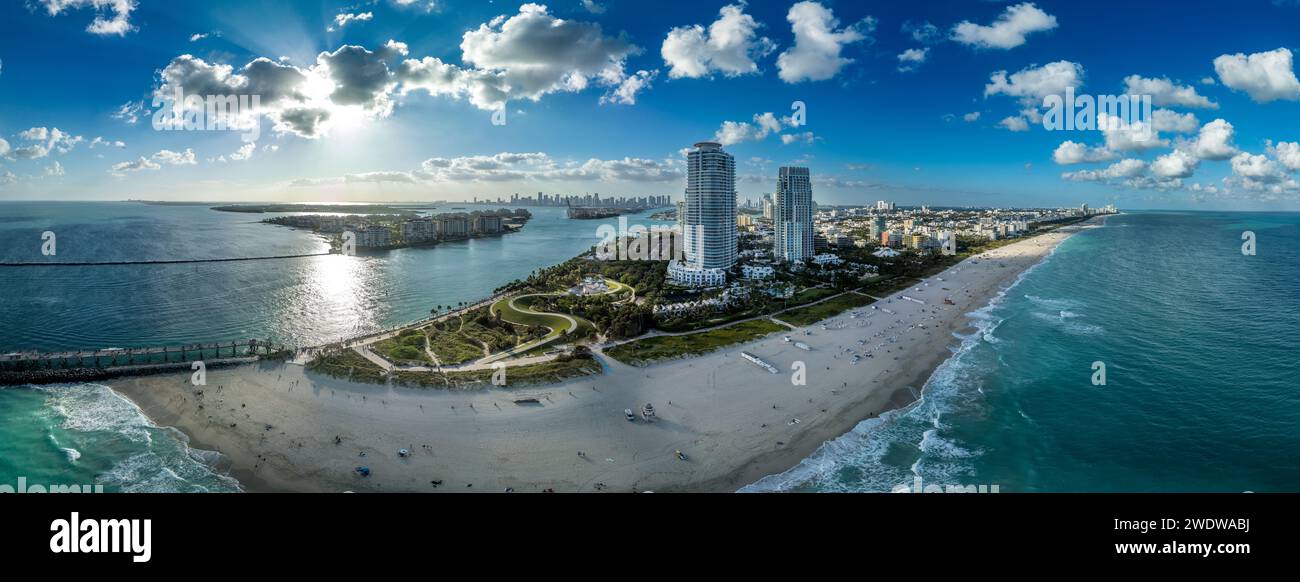 Vue aérienne de South pointe Park à Miami avec tours de condo de luxe, plage de sable, voie navigable Government Cut pour transporter le trafic de bateaux de croisière Banque D'Images