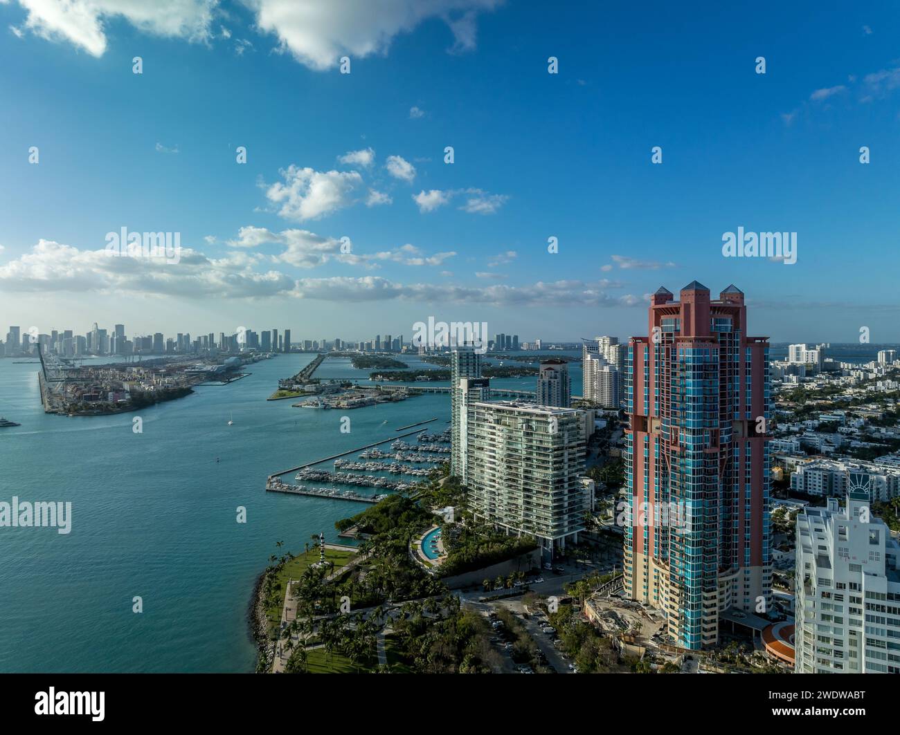 Vue aérienne de South pointe Park à Miami avec tours de condo de luxe, plage de sable, voie navigable Government Cut pour transporter le trafic de bateaux de croisière Banque D'Images