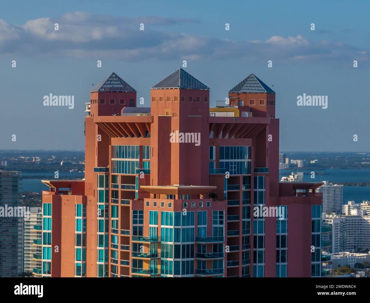 Vue aérienne rapprochée du penthouse de luxe sur un complexe de condos de grande hauteur de Miami avec trois tours Banque D'Images