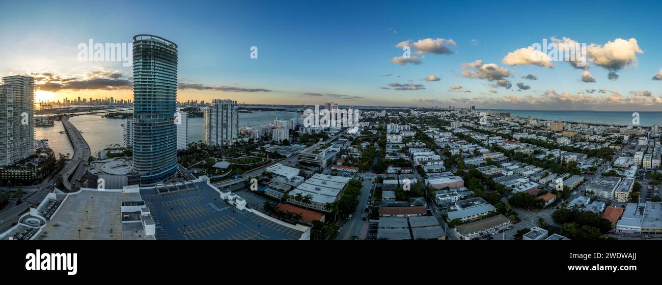 Coucher de soleil aérien sur Miami South Beach avec des bâtiments résidentiels de luxe, maisons Art Nuevo Banque D'Images