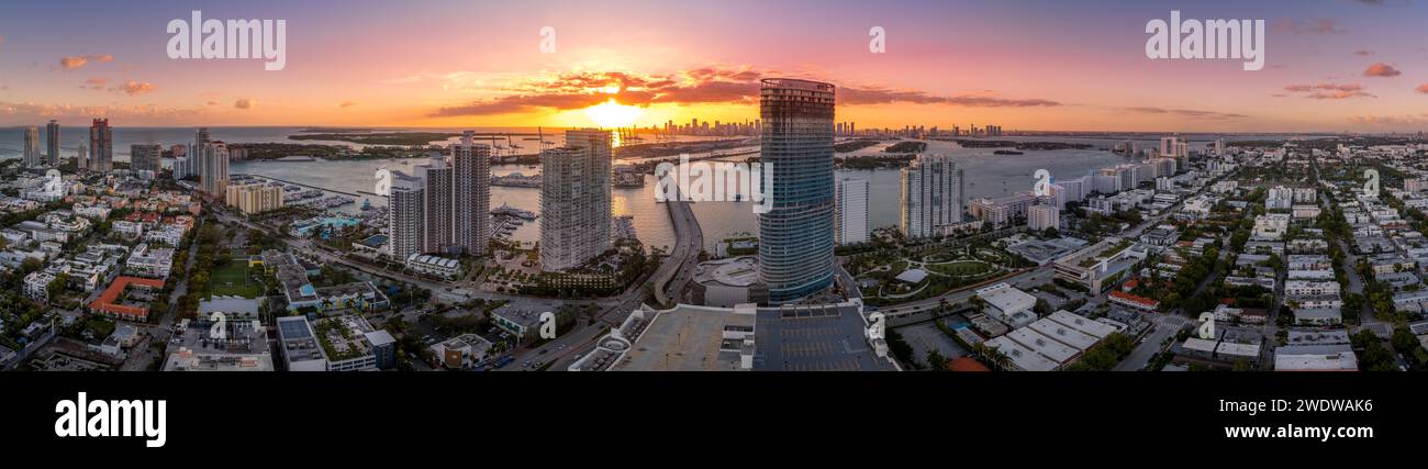 Coucher de soleil aérien du complexe de condo gratte-ciel de luxe Miami Beach avec ciel coloré Banque D'Images