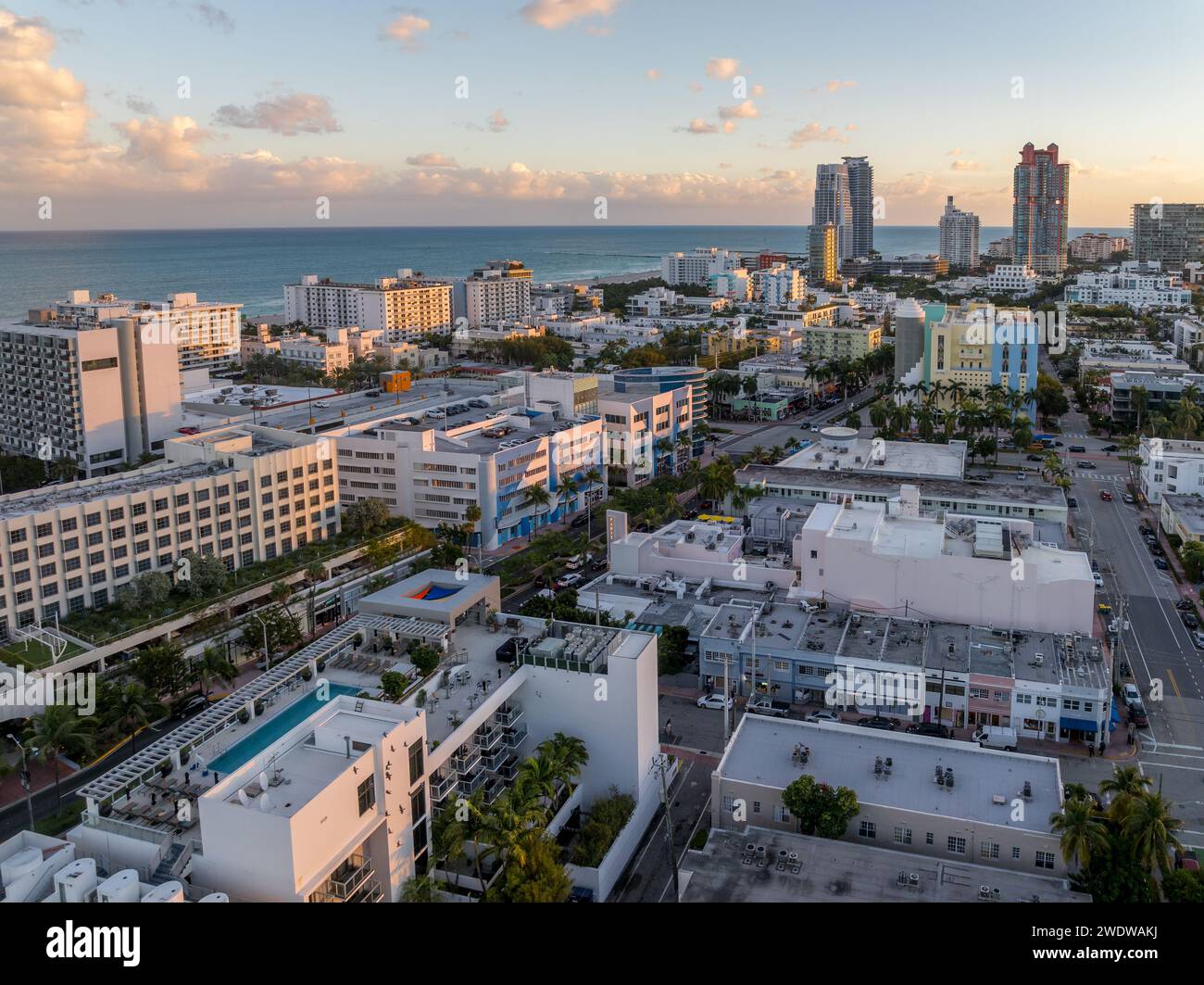 Coucher de soleil aérien sur Miami South Beach avec des bâtiments résidentiels de luxe, maisons Art Nuevo Banque D'Images