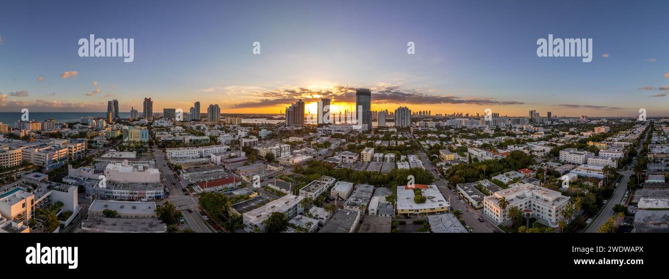 Coucher de soleil aérien sur Miami South Beach avec des bâtiments résidentiels de luxe, maisons Art Nuevo Banque D'Images