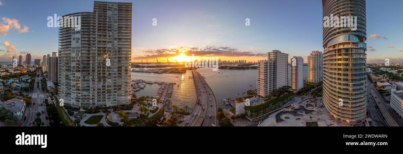 Coucher de soleil aérien sur Miami South Beach avec des bâtiments résidentiels de luxe, maisons Art Nuevo Banque D'Images