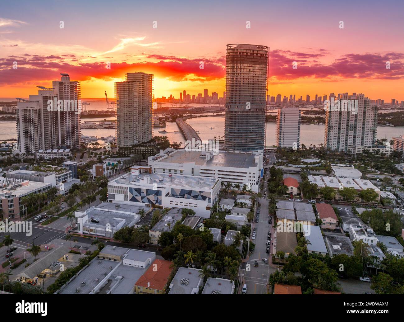 Coucher de soleil aérien du complexe de condo gratte-ciel de luxe Miami Beach avec ciel coloré Banque D'Images