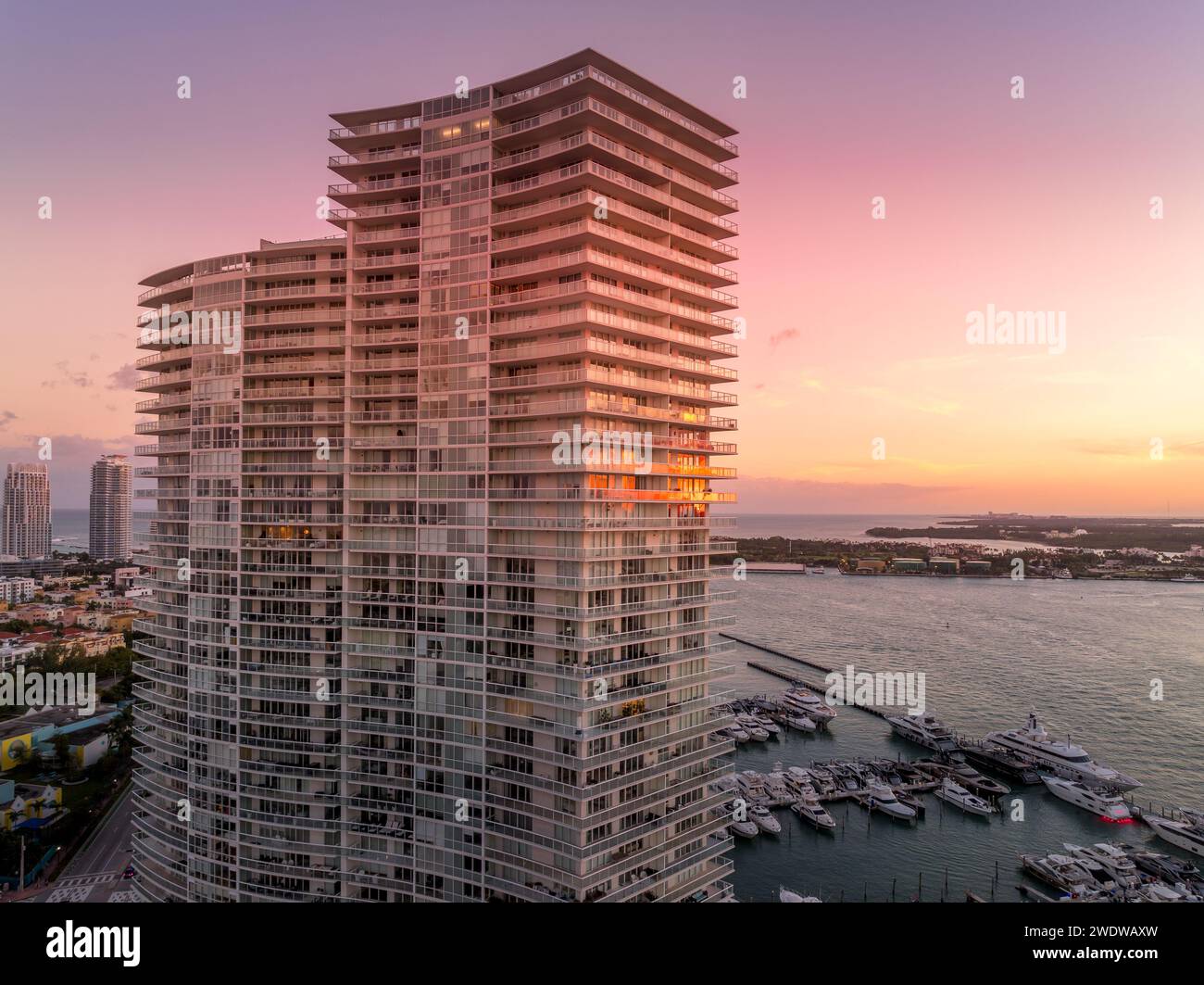 Coucher de soleil aérien du complexe de condo gratte-ciel de luxe Miami Beach avec ciel coloré Banque D'Images