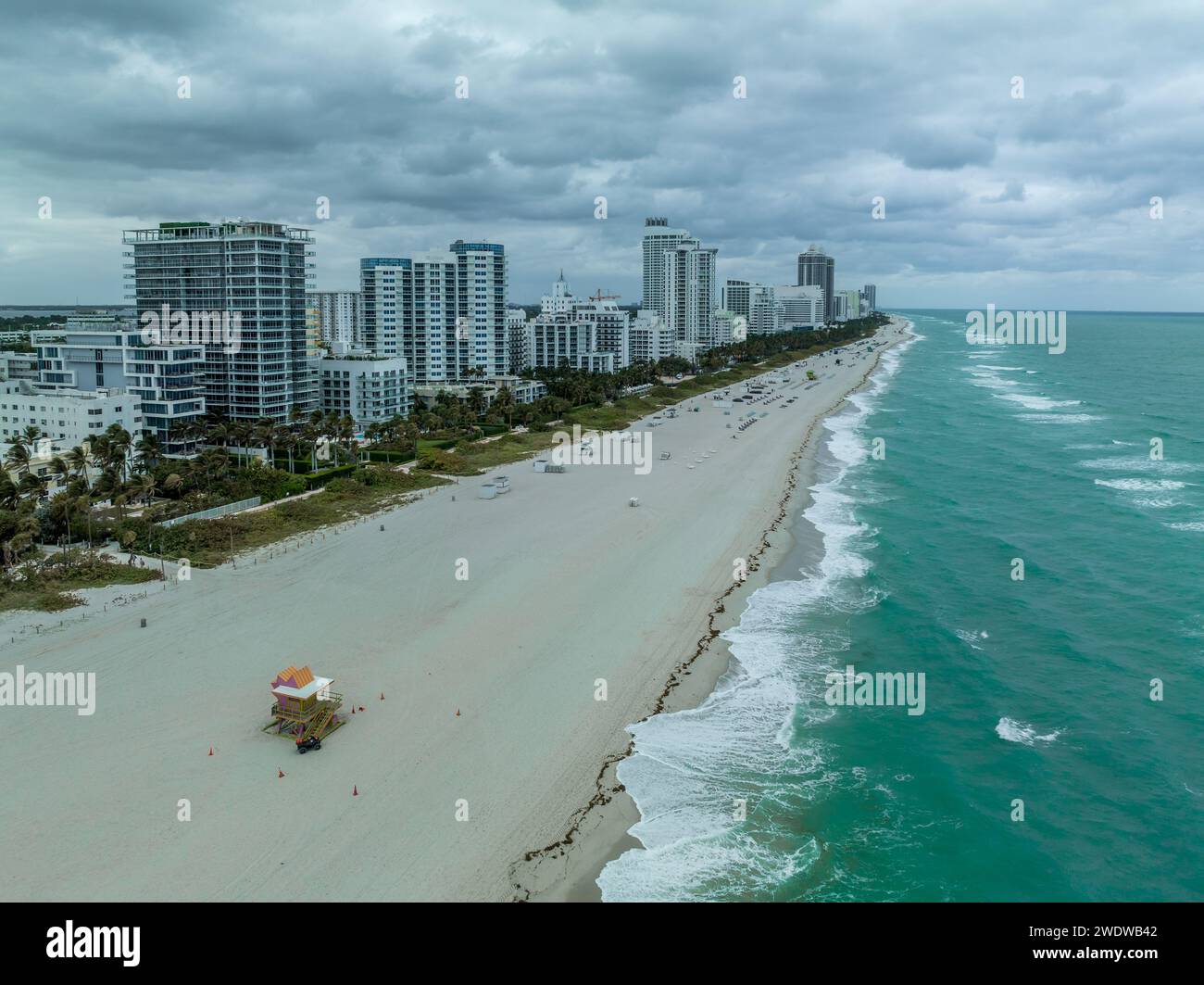 Vue aérienne des hôtels de South Beach et des complexes d'appartements de grande hauteur propriétés immobilières de premier plan à Miami près de l'océan avec le ciel nuageux Banque D'Images