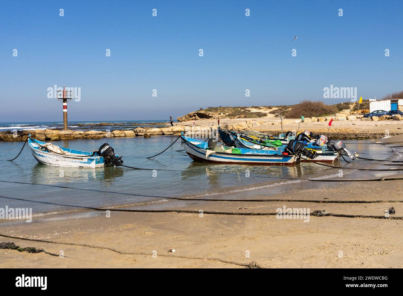 Le petit port de pêche naturellement protégé à Jisr Az Zarqa, Israël Jisr az-Zarqa (arabe : جِسْر الزَّرْقَاء lit. Le pont bleu, hébreu : גִ'סְר א Banque D'Images