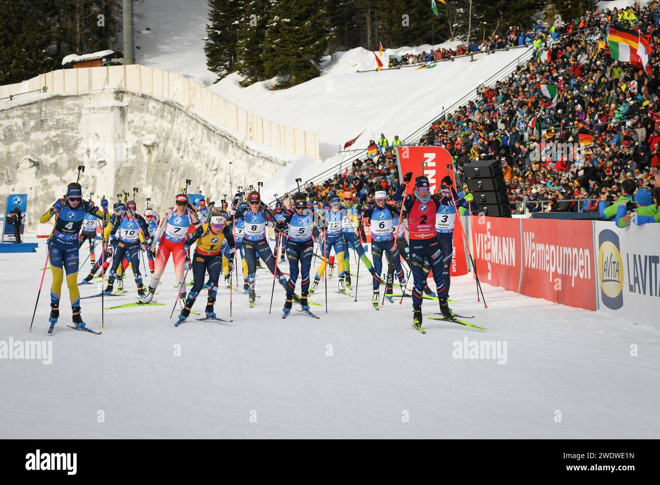 Le départ de la course lors de la coupe du monde de Biathlon IBU 2024