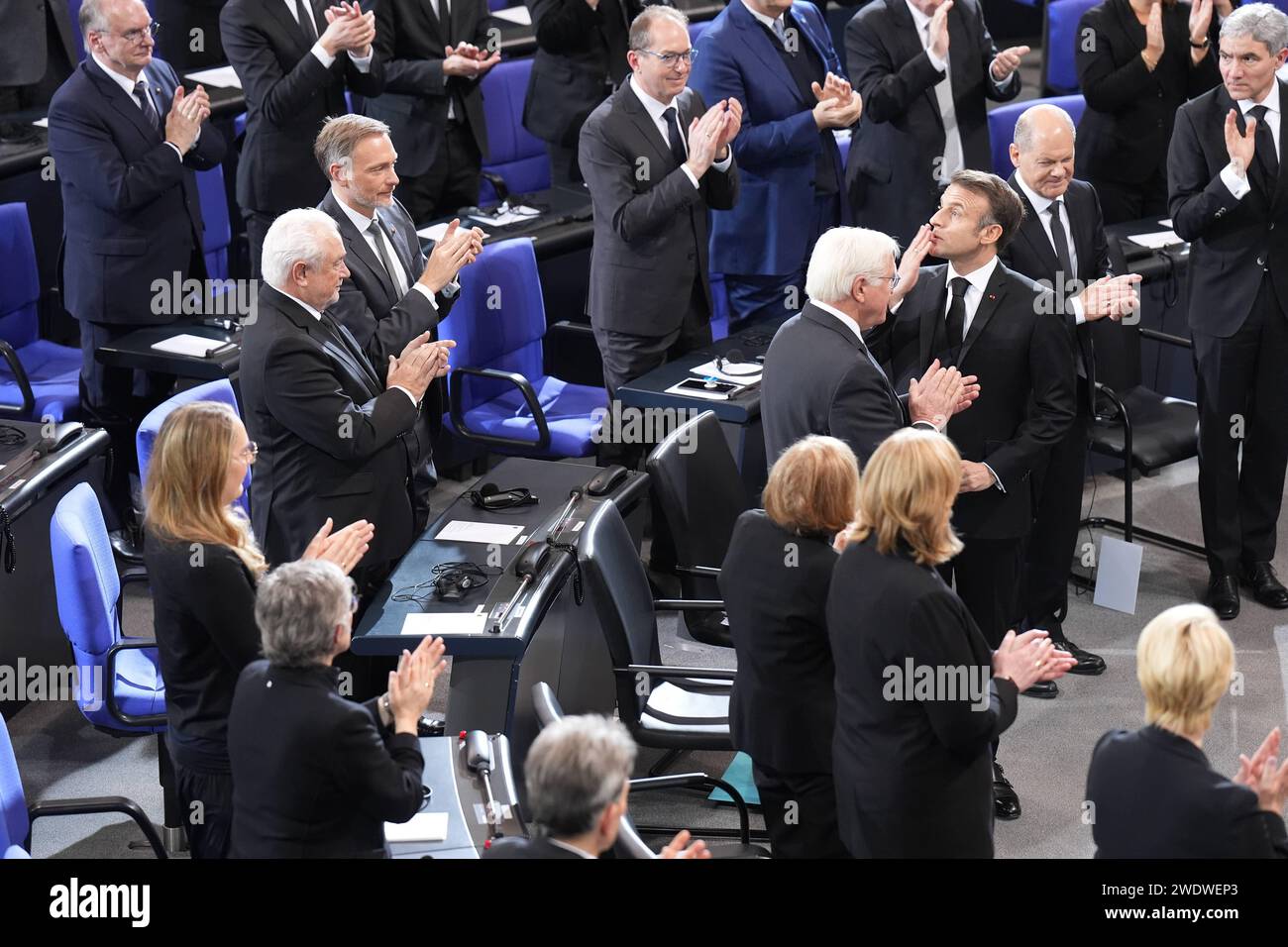 Staatsakt fuer Wolfgang Schaeuble im Deutschen Bundestag Emmanuel Macron Staatpraesident Frankreich bedankt sich und wirft Bundeskanzlerin A.D. Angela Merkel einen Handkuss zu in Richtung der Tribuene nach seiner Rede beim Trauerstaatsakt fuer den verstorbenen Praesidenten des Deutschen Bundestschen, Berlin, Wolfgang D. Schaeuble, Berlin, Berlin, Berlin. 22.01.2024 Berlin Berlin Deutschland *** cérémonie d'Etat pour Wolfgang Schaeuble au Bundestag allemand Emmanuel Macron le Président de la France remercie et embrasse la main de l'ancienne chancelière allemande Angela Merkel dans la direction de l'hommage après son discours à la Banque D'Images