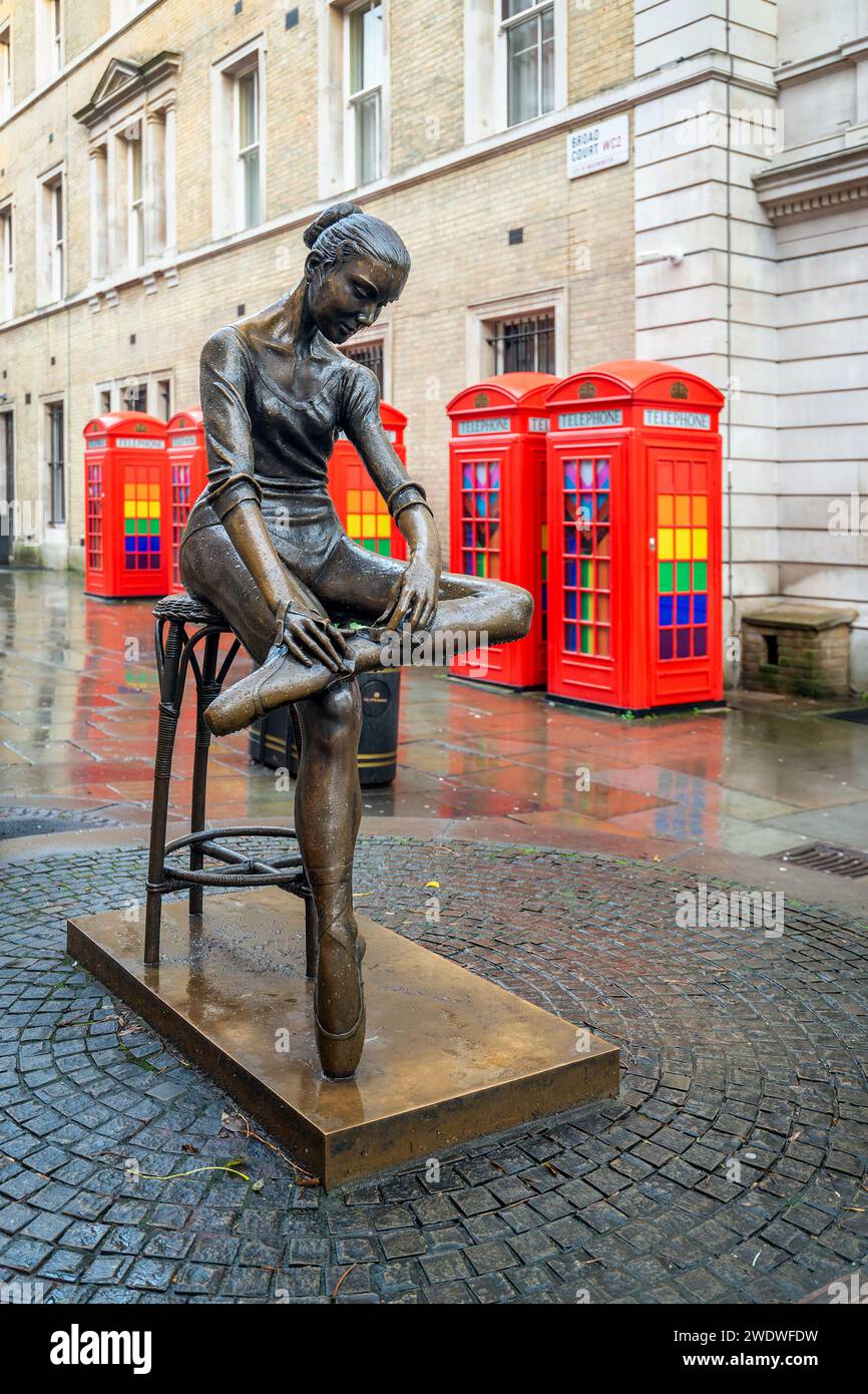 Statue de ballerine et cabines téléphoniques à Covent Garden, Londres, Royaume-Uni Banque D'Images