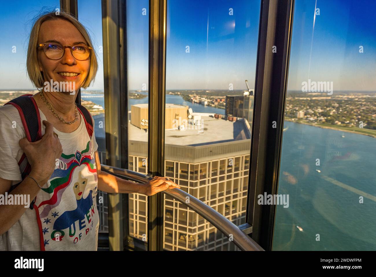 Ascenseur dans le Renaissance Center à Detroit, États-Unis. Le complexe de cinq tours se dresse directement sur la rivière Détroit. Vue de Windsor (Ontario), la ville la plus méridionale du Canada en face Banque D'Images