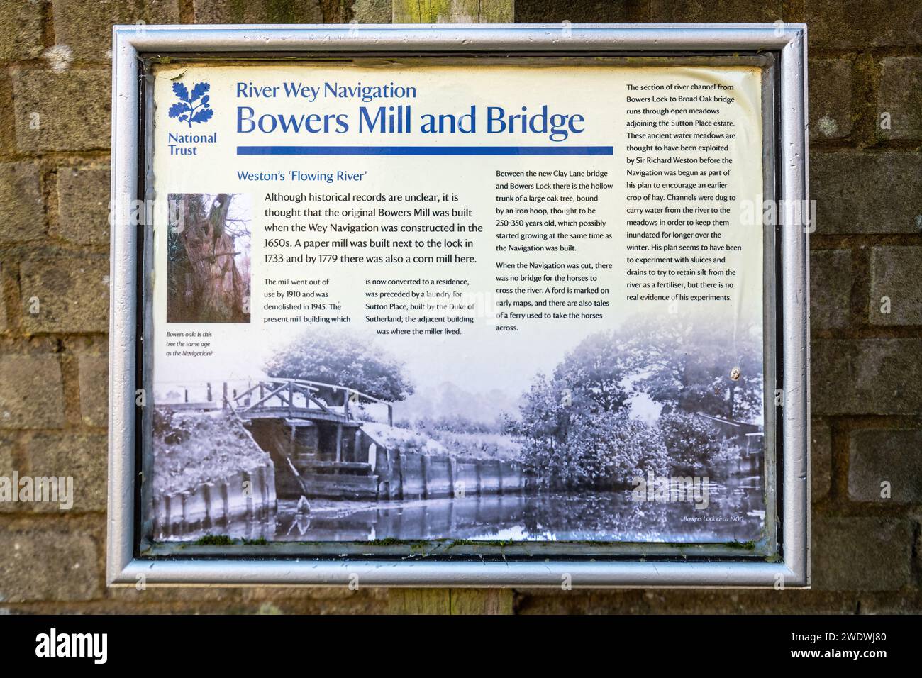 Panneau d'information à Bowers Mill and Bridge près de Bowers Lock sur la rivière Wey navigation près de Guildford, Surrey, Angleterre, Royaume-Uni Banque D'Images