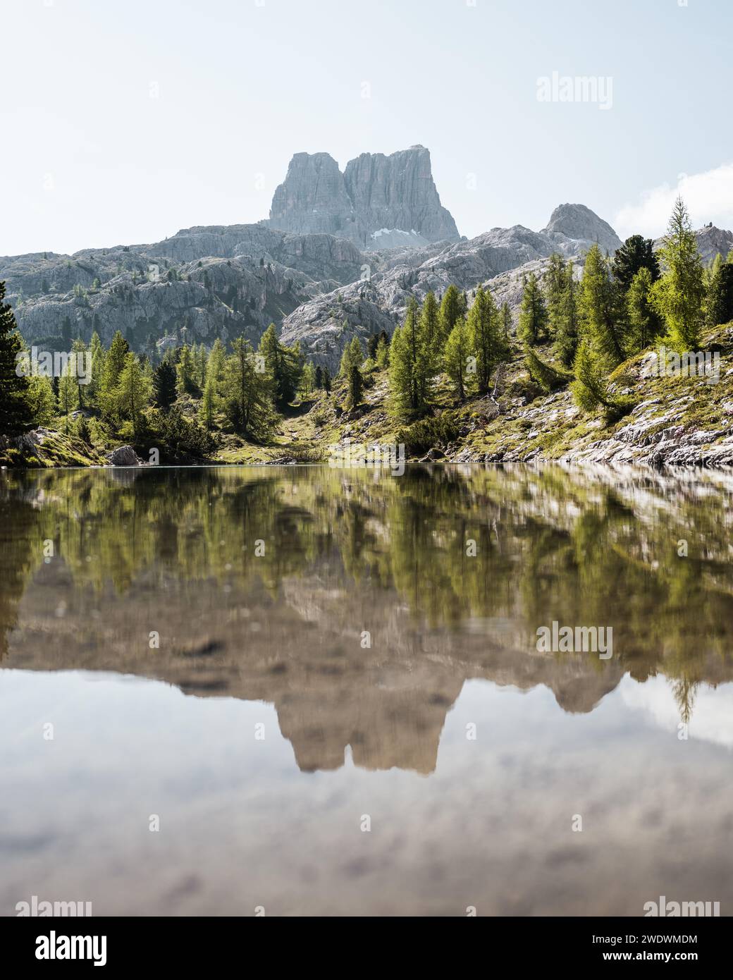 Réflexion dans le lac de montagne, Tyrol du Sud, Italie Banque D'Images