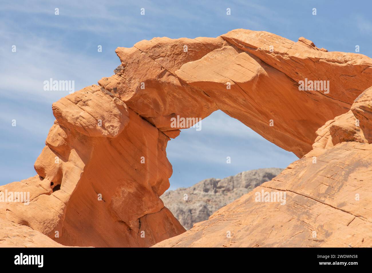 Vue d'une montagne à travers Atlatl Rock Arch dans la Vallée de feu. Banque D'Images