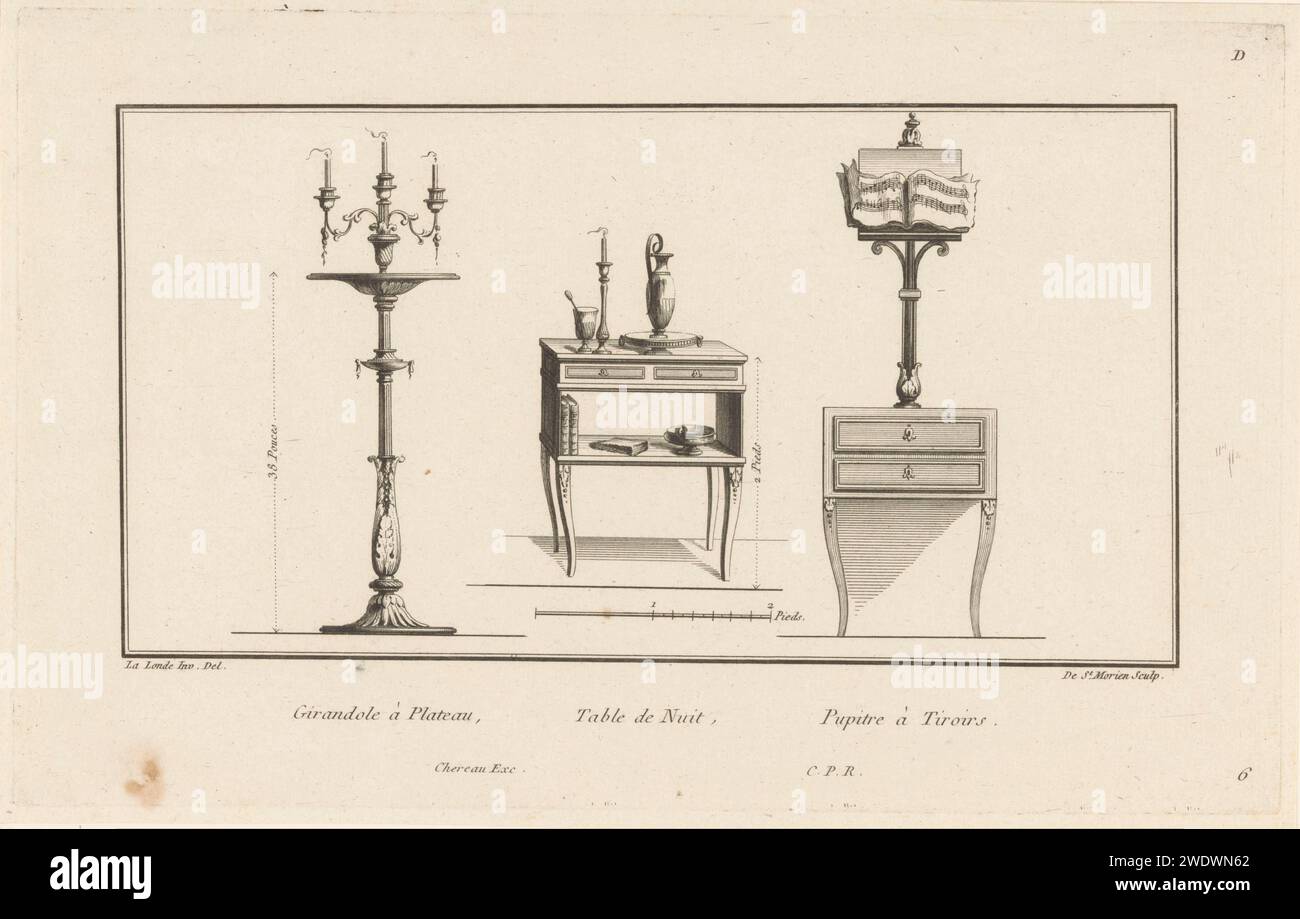 Girandole, table de chevet et pupitre à musique, le Saint-Morien, d'après Richard de Lalonde, 1784 - 1785 impression à gauche d'une girandole à trois bras de haut standing. Au milieu une table de chevet avec deux tiroirs et une étagère, avec une cruche, un chandelier, des livres et un bol. A droite un standard de musique sur une commode avec deux tiroirs. Lustre en papier gravure Paris, candélabre. tableau. accessoires  musique : métronome, pupitre à musique, diapason, etc Banque D'Images