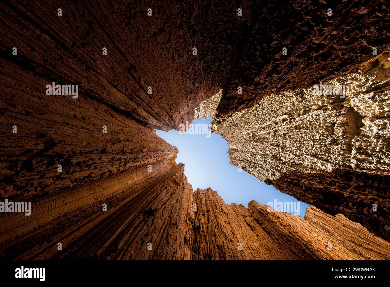 Trou, vue à travers gorge rocheuse de bas en haut, Utah, USA Banque D'Images