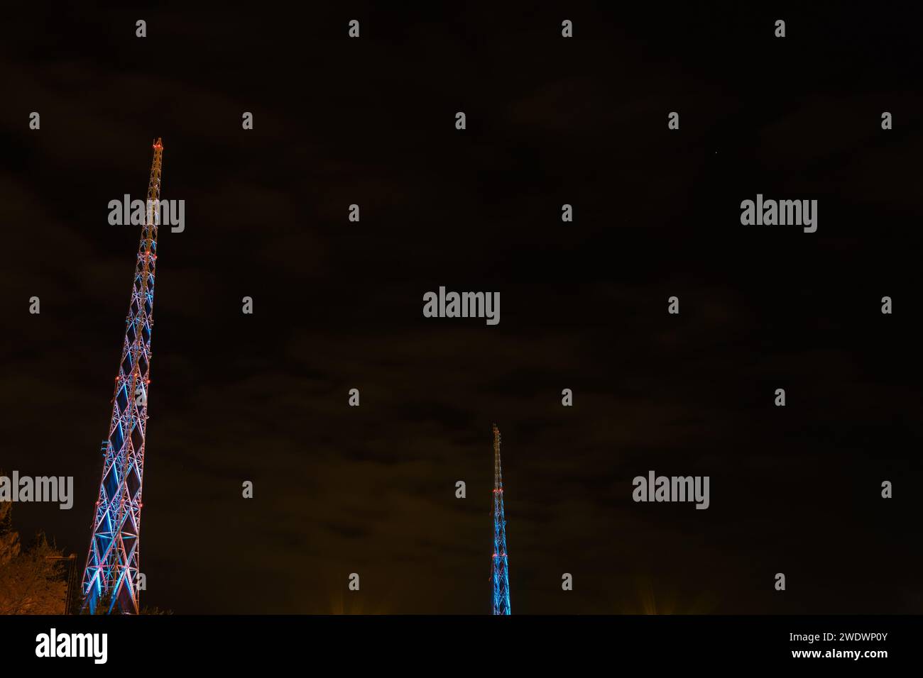 Mâts radio à Lahti, Finlande dans différentes couleurs sur la veille du nouvel an. 31 décembre 2023. Banque D'Images