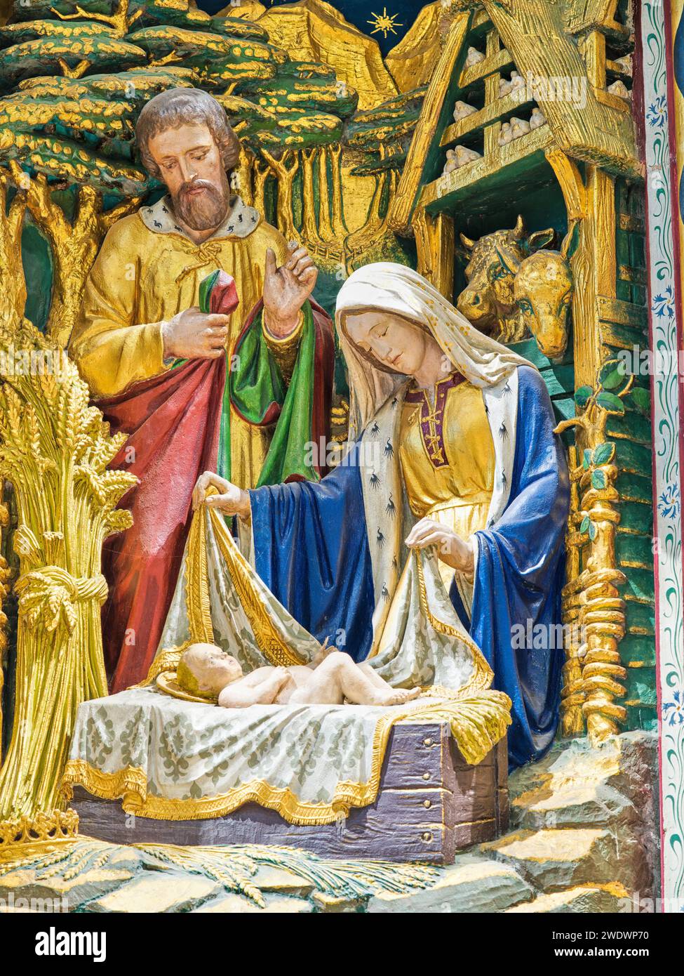 Sculpture en bas-relief, de la naissance de Jésus-Christ, au-dessus de l'autel principal de la cathédrale médiévale anglaise de York, Angleterre. Banque D'Images