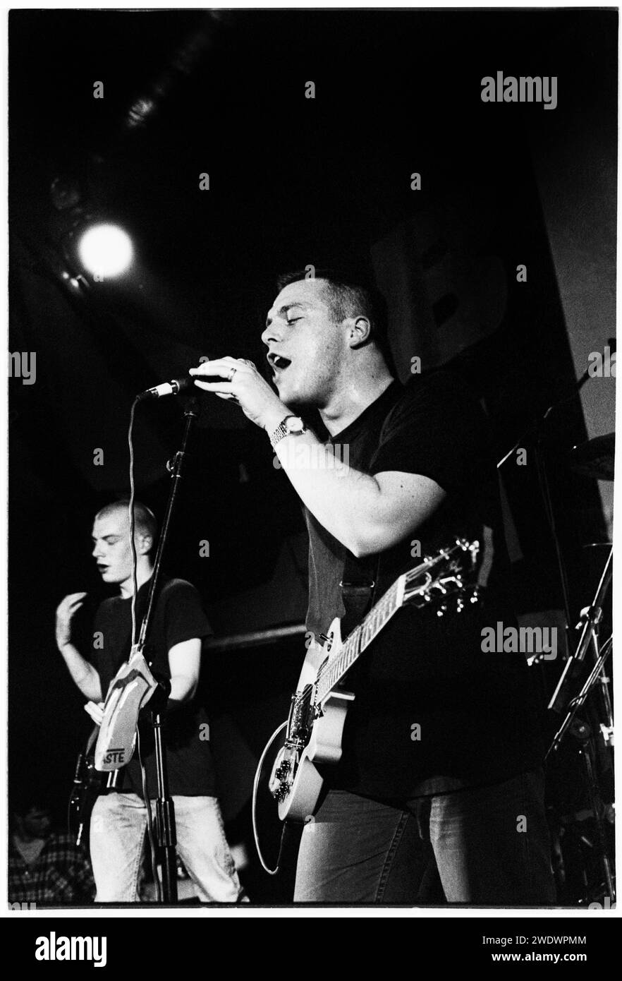 Christian McNeill (chant, guitare) du groupe d'Irlande du Nord Schtum jouant au Cardiff University terminal à Cardiff, pays de Galles, le 19 mai 1995. Photo : Rob Watkins. INFO : Schtum, un groupe de rock alternatif nord-irlandais des années 90, mêlait influences indie et pop. Leur premier album Grow présentait un son mélodique. Bien que de courte durée, Schtum a laissé une impression sur la scène musicale d'Irlande du Nord au cours de leurs années actives. Banque D'Images
